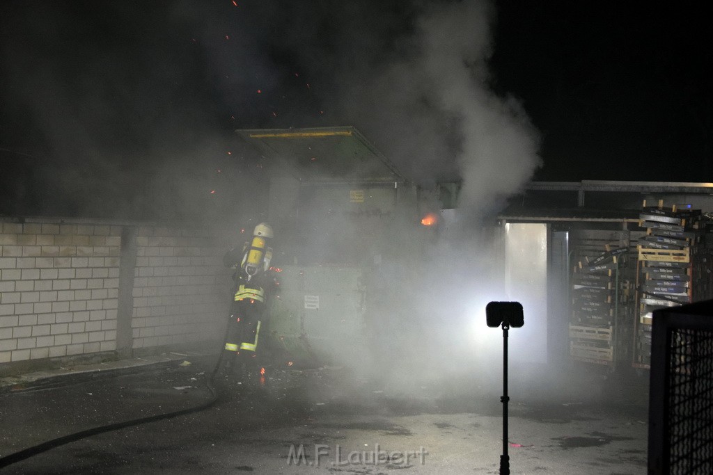 Feuer Papp Presscontainer Koeln Hoehenberg Bochumerstr P061.JPG - Miklos Laubert